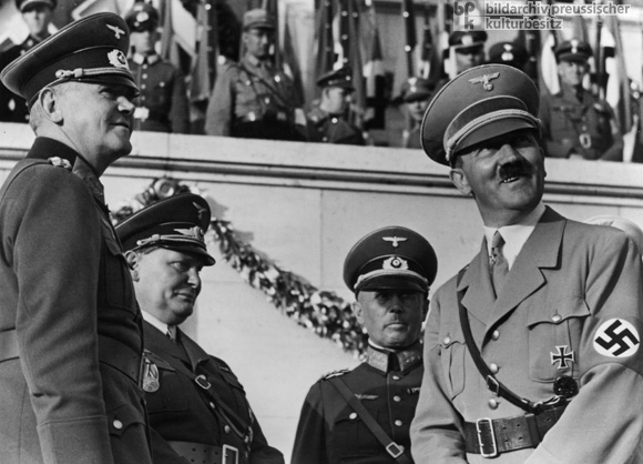 Werner von Blomberg, Hermann Göring, Werner von Fritsch und Adolf Hitler auf dem „Reichsparteitag der Arbeit”, Nürnberg (September 1937) 